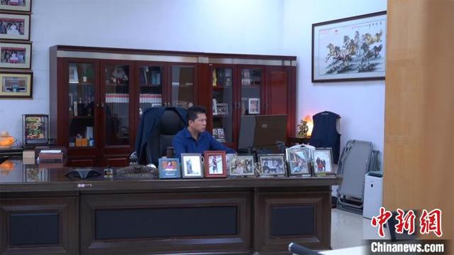 11月,王俊闵在办公室处理工作.何俊杰 摄