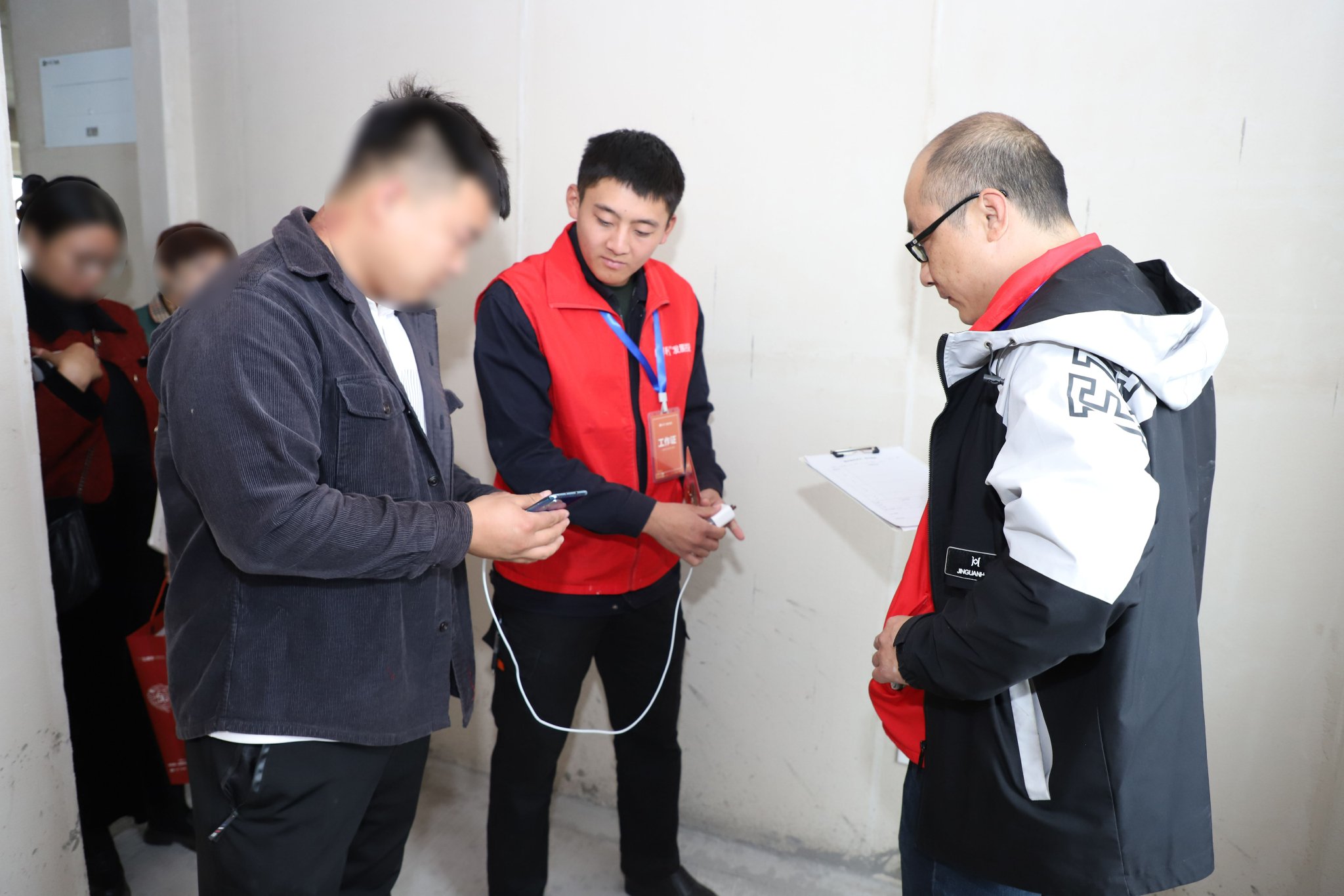 图为业主在专业验房工程师陪同下进行验房.张占祥 摄