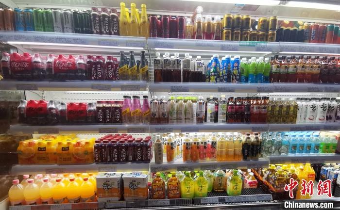&nbsp;&nbsp;某超市的饮料区. 中新网记者 谢艺观 摄