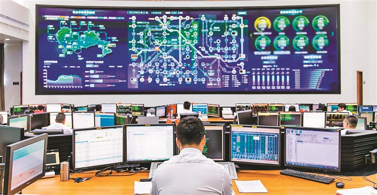①南方电网深圳供电局电力调度人员正在进行电力负荷监控。 受访单位供图