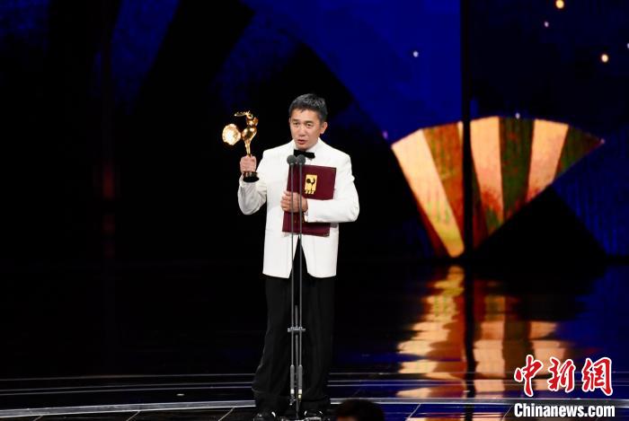 　　香港演员梁朝伟凭电影《无名》中“何先生”一角，荣膺第36届中国电影金鸡奖最佳男主角。中新网记者王东明摄