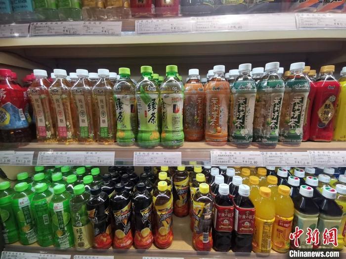 图为某超市售卖的饮料。 中新网记者 谢艺观 摄