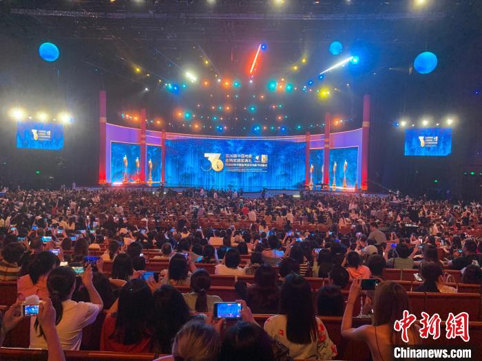 　　11月4日晚，第36届中国电影金鸡奖颁奖典礼暨2023年中国金鸡百花电影节闭幕式在厦门举行。中新网记者王东明摄