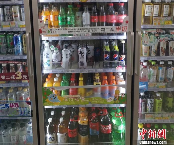 某便利店，最便宜的瓶装饮料也在4元以上。中新网记者 谢艺观 摄