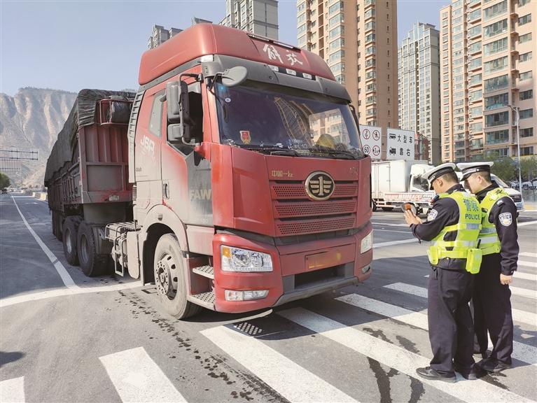 公安交警对货车进行检查