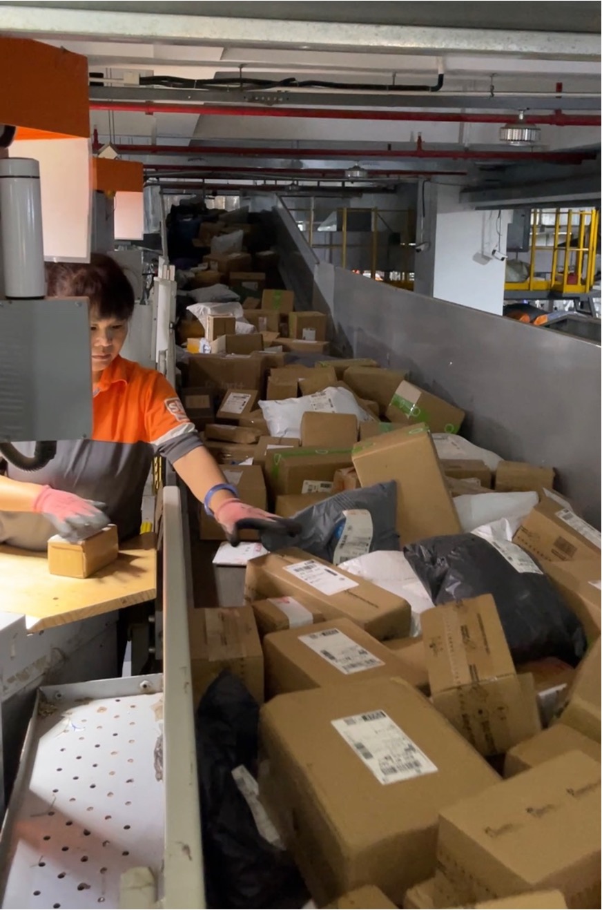 申通快递上海转运场(蓝鲸记者摄)