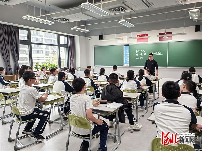 11月2日,北京四中雄安校区的学生在教室里上课.河北日报记者 郝东伟摄