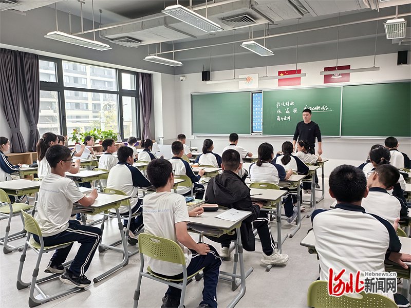 11月2日,北京四中雄安校区的学生在教室里上课.河北日报记者 郝东伟摄