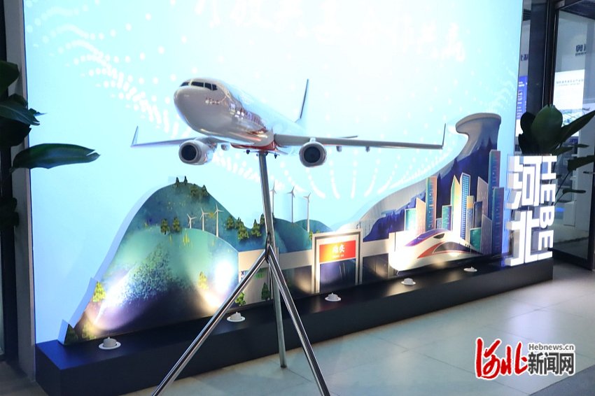 图为河北省主题形象展区门前的河北航空公司"石家庄号"飞机模型.