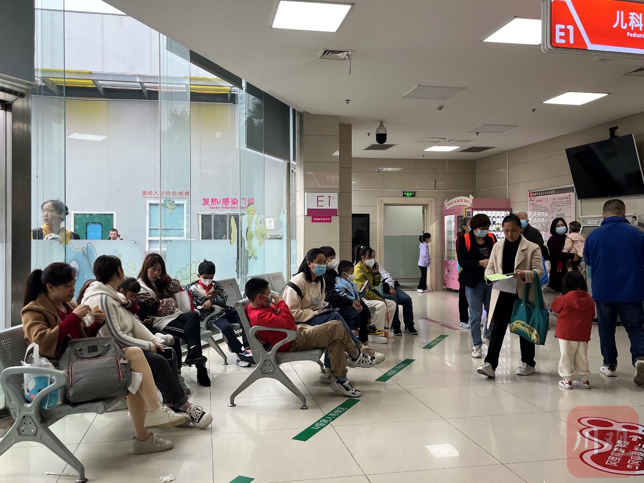成都市妇女儿童中心医院儿科候诊区.魏冯 摄