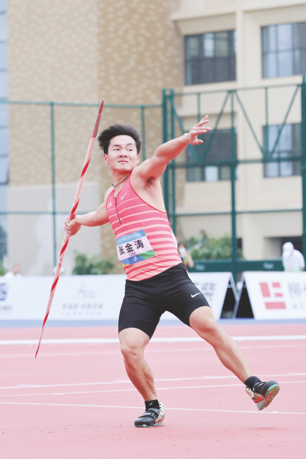 &nbsp;&nbsp;&nbsp;&nbsp;72标枪比赛运动员发力(赛事组委会供图)