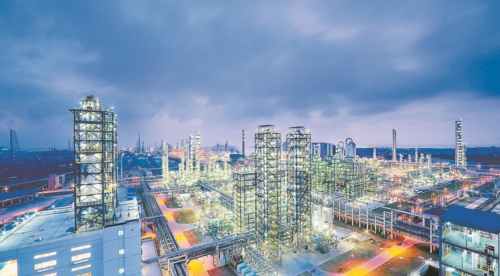 位于泉州市泉港区的福建联合石化厂区夜景图(泉港区委宣传部供图)