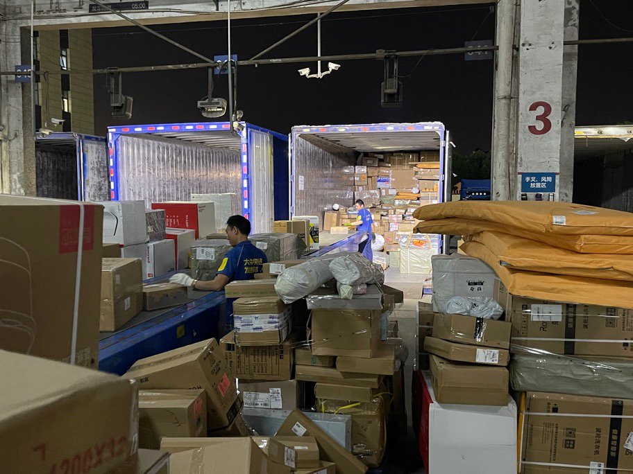 德邦大件快递装车中,准备出港(蓝鲸记者摄)