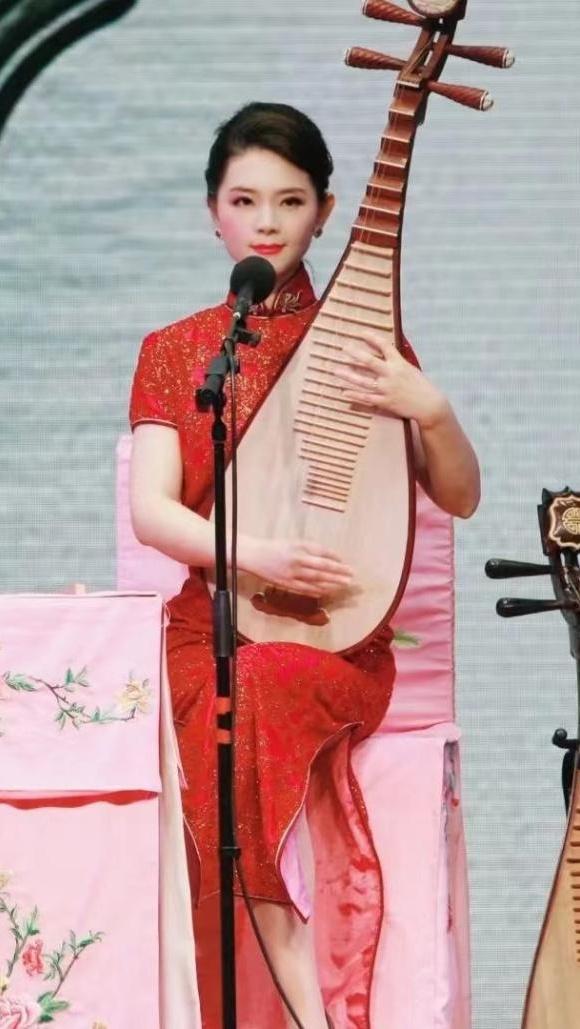 左图:周彬,上海评弹团国家二级演员.