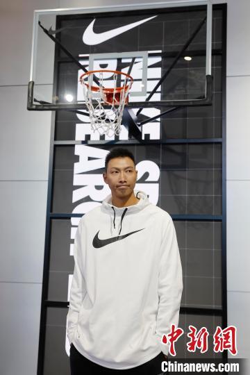 前篮球运动员易建联亮相第六届中国国际进口博览会消费品展区耐克展台