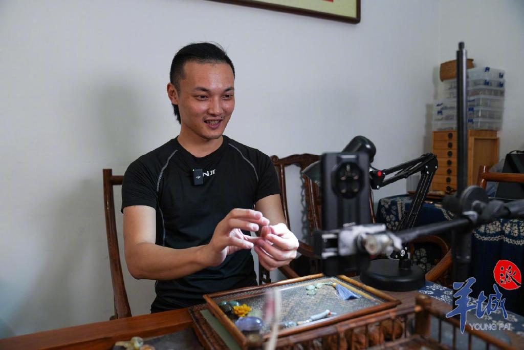 林浩在直播间里拍卖玉雕