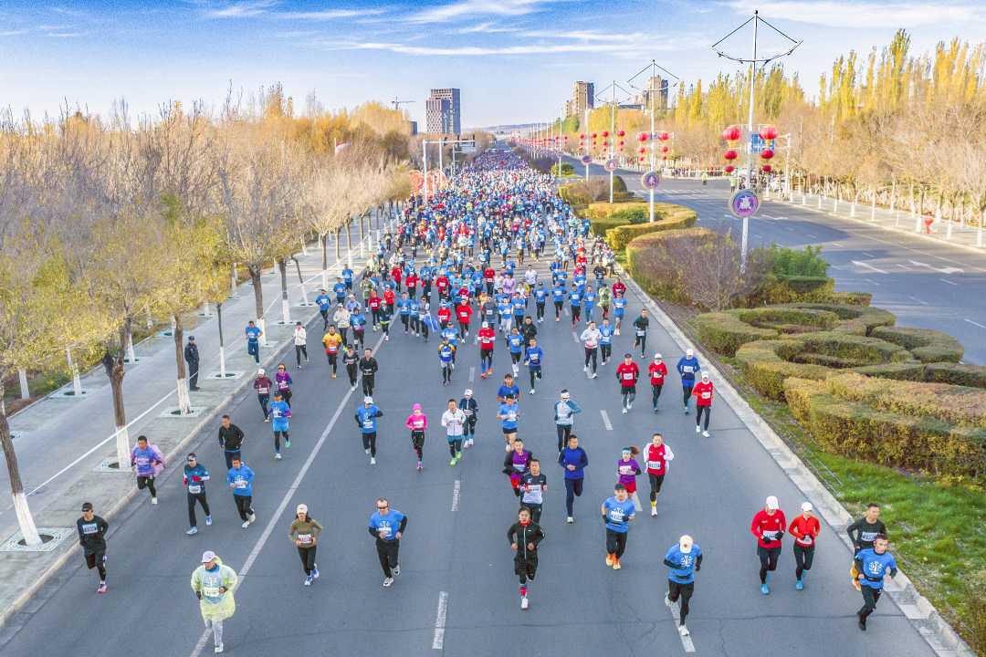 来自国内外的6000名跑者参加克拉玛依马拉松赛现场.闵勇 摄