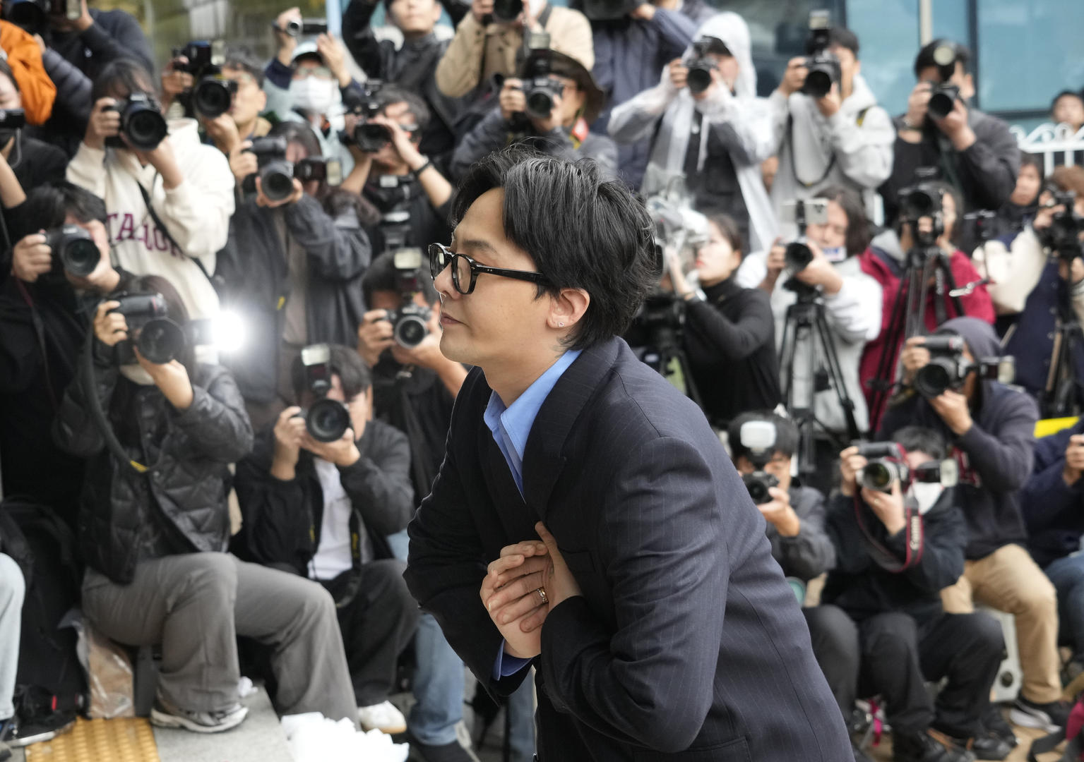 11月6日,权志龙抵达韩国仁川论岘警察局(图/视觉中国)