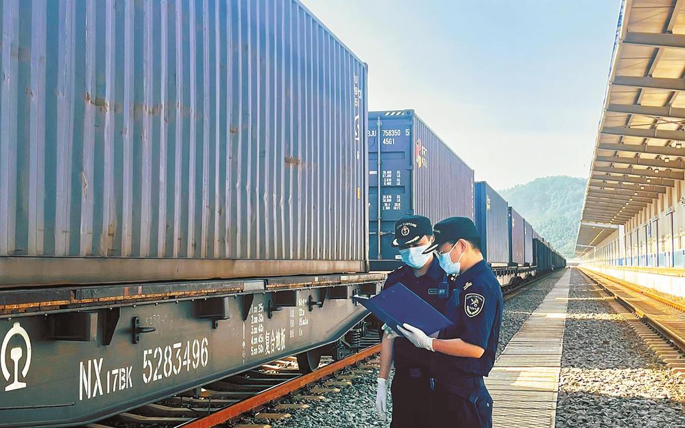 供图桥头观潮中老铁路通车运营以来,截至今年10月23日,昆明海关共