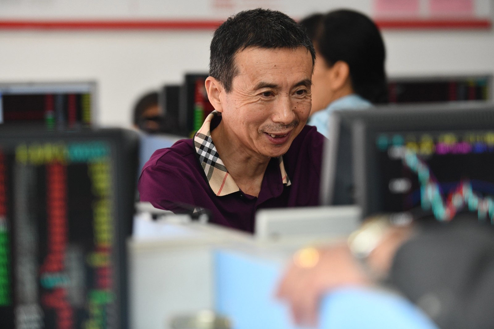 股民在安徽省阜阳市一家证券营业部关注股市行情。（图片由CNSPHOTO提供）