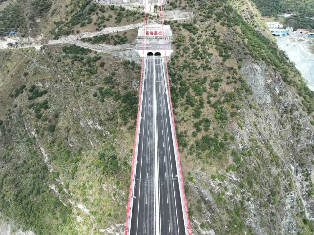 香丽高速公路虎跳峡金沙江特大桥. 丽江融媒记者&nbsp;李扬&nbsp;摄