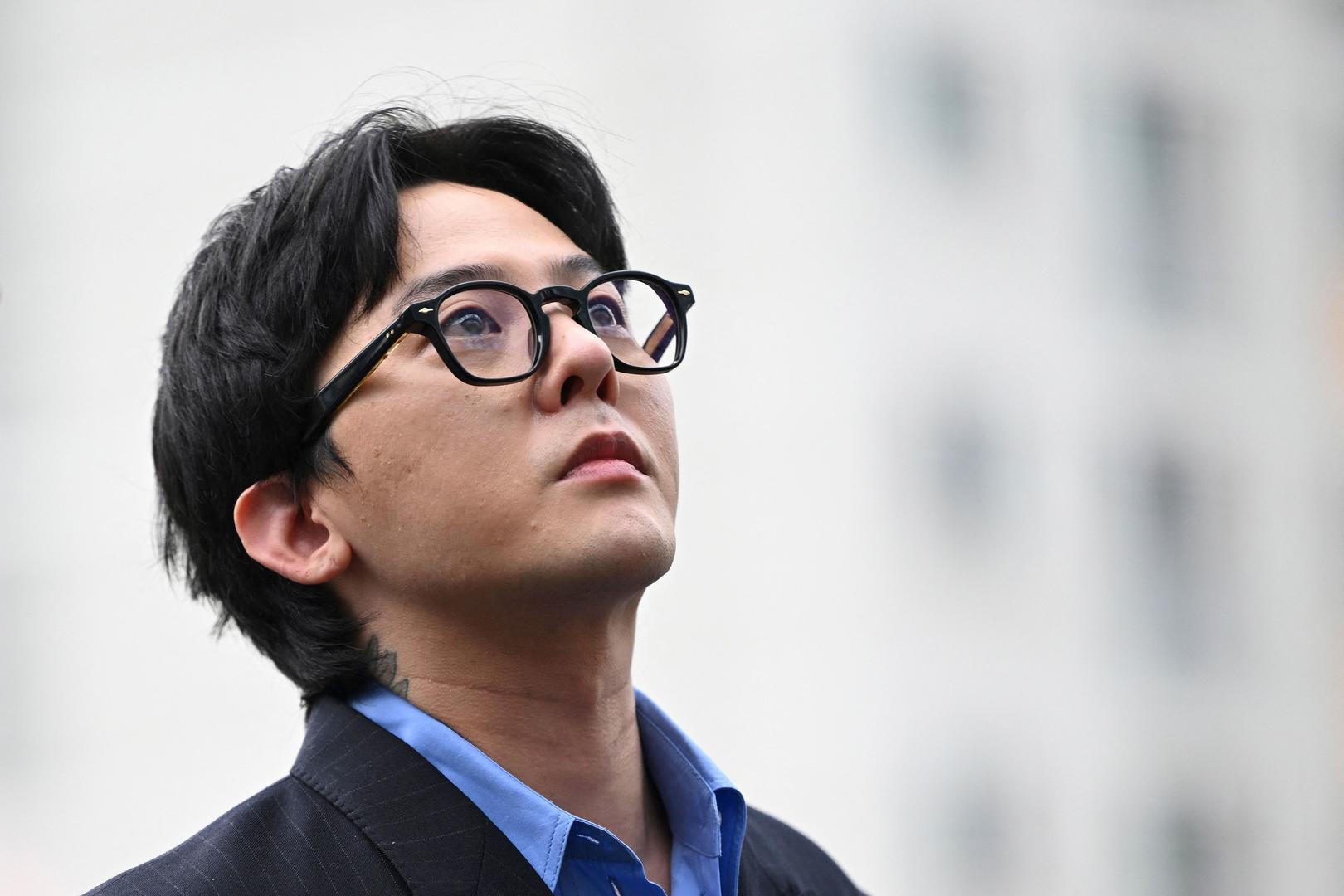 11月6日,权志龙抵达韩国仁川论岘警察局(图/视觉中国)