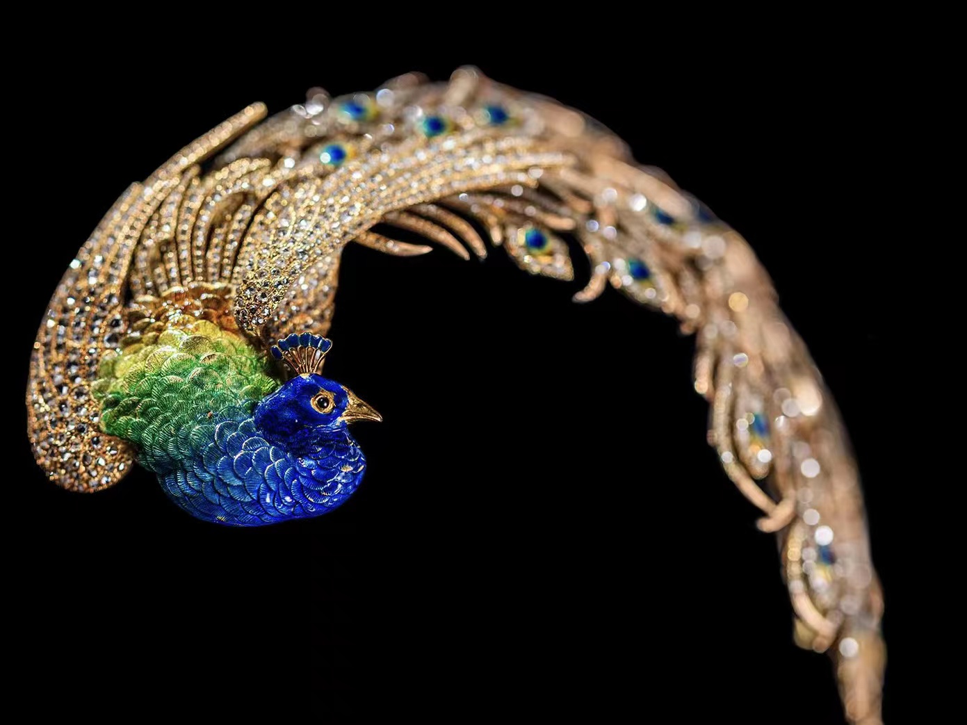 图为孔雀羽饰.受访企业供图