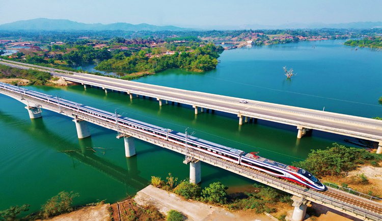 行驶在中老铁路上的国际旅客列车 图/杨永全绽放在中老铁路上的"友谊