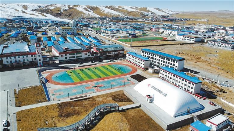 鸟瞰聂荣县国家能源集团希望小学.本报记者 赵书彬 摄