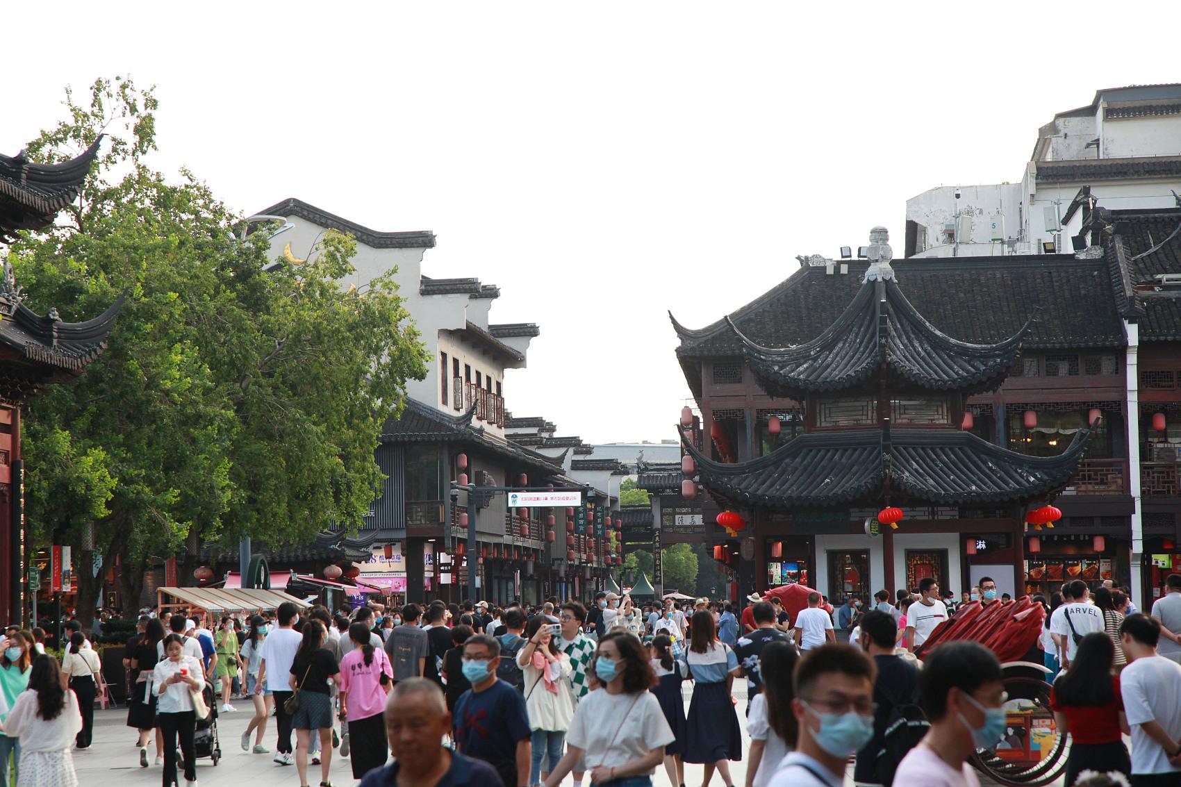 2023年国庆节期间，游客们来到南京夫子庙景区，感受节日氛围。图片来源：@视觉中国