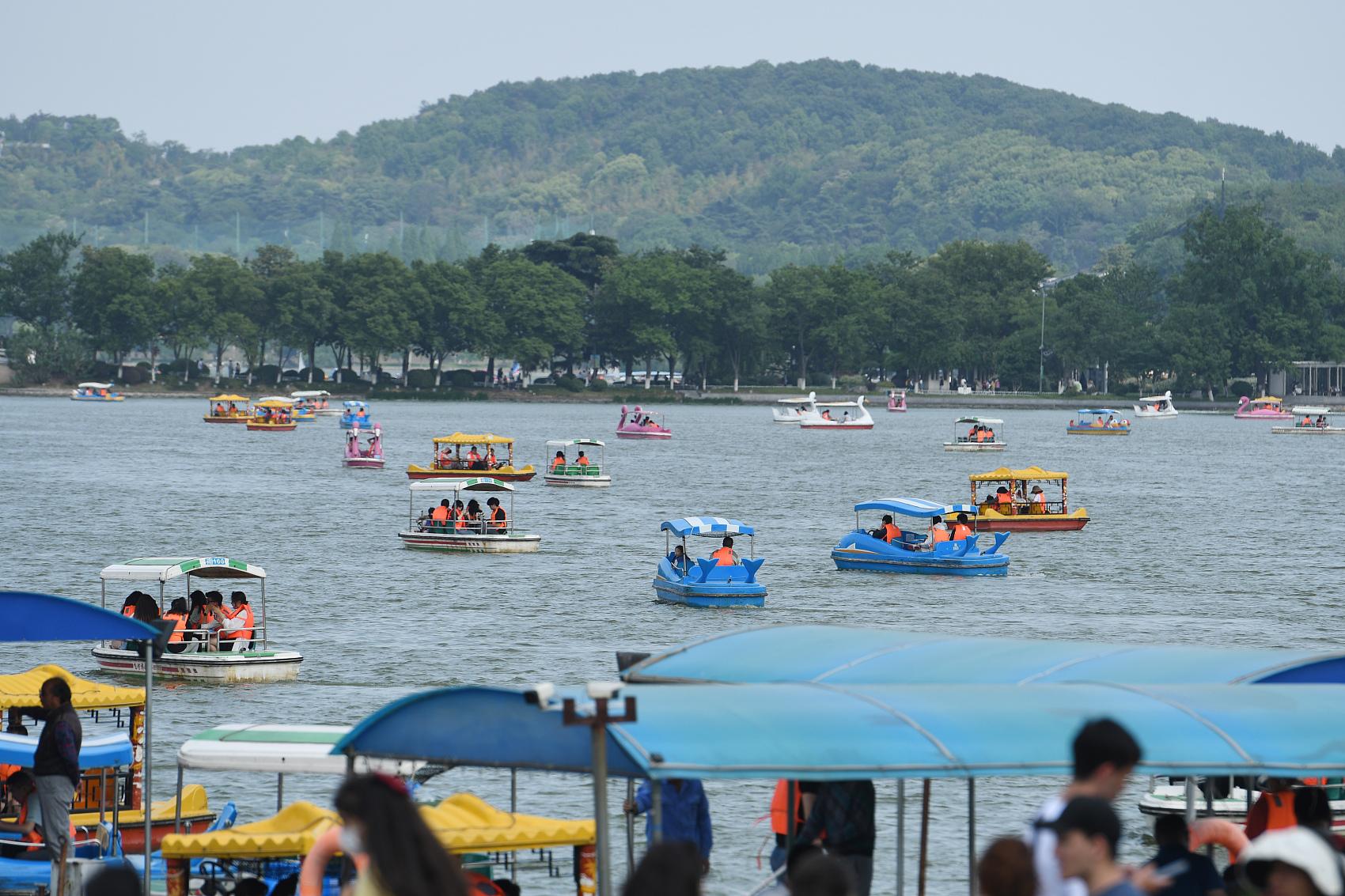 2023年五一假期，南京玄武湖迎来大批游客。图片来源：@ 视觉中国