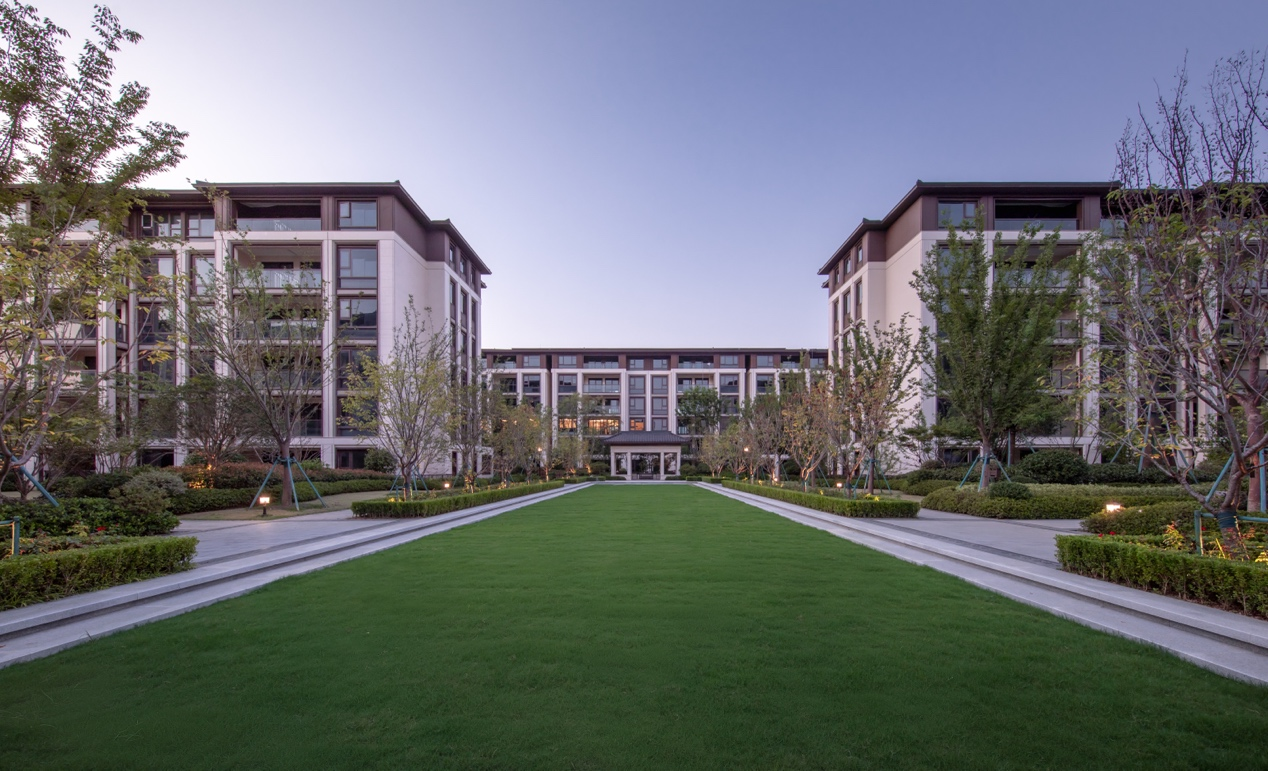 绿城玫瑰园实景图同样,在南京,绿城16载深耕,一直执守长江两岸的"核心