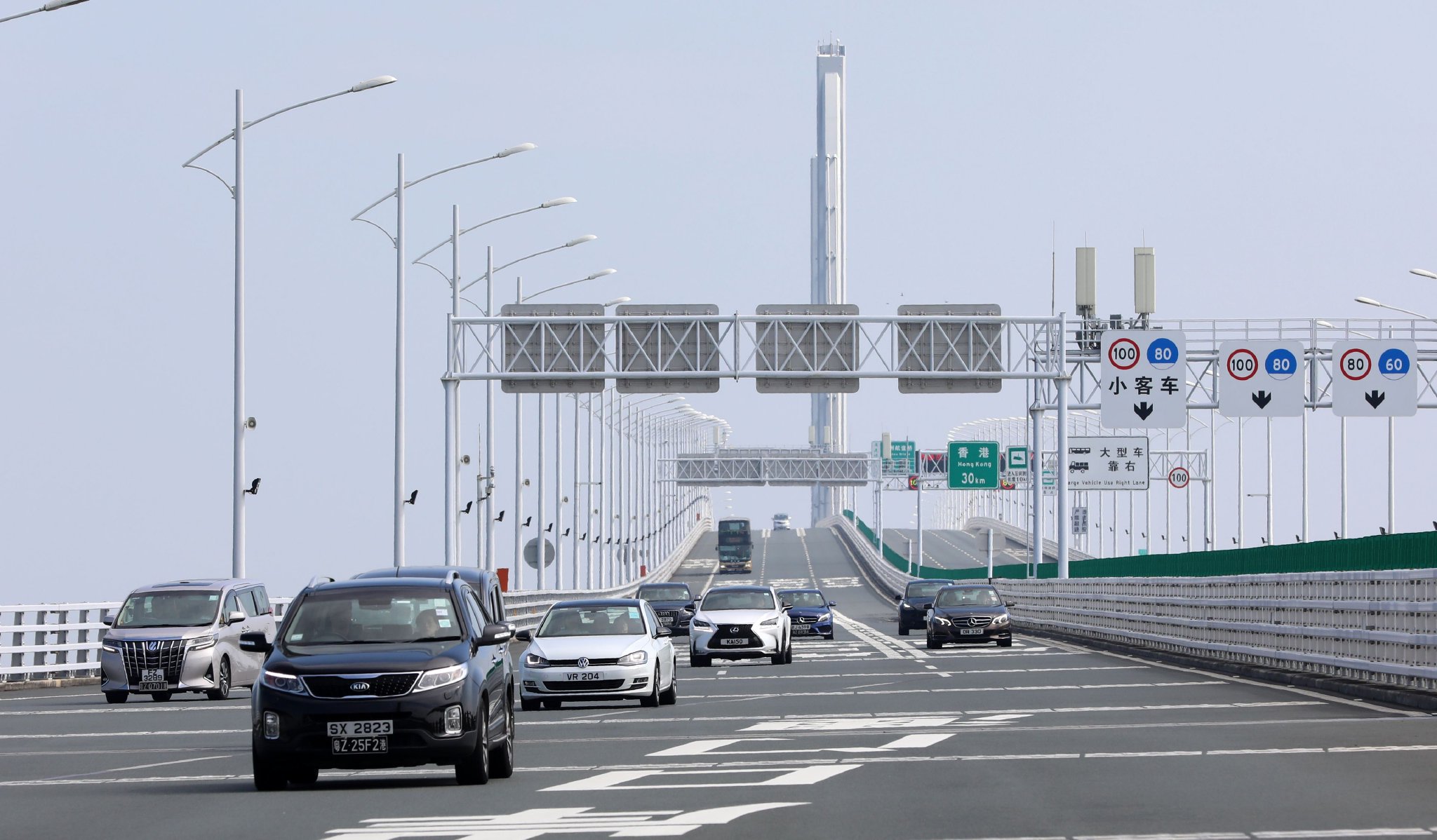 10月23日,车辆在港珠澳大桥上行驶 图片来源:新华社