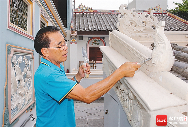 许达联在海口骑楼老街创作灰塑.罗林涛 摄