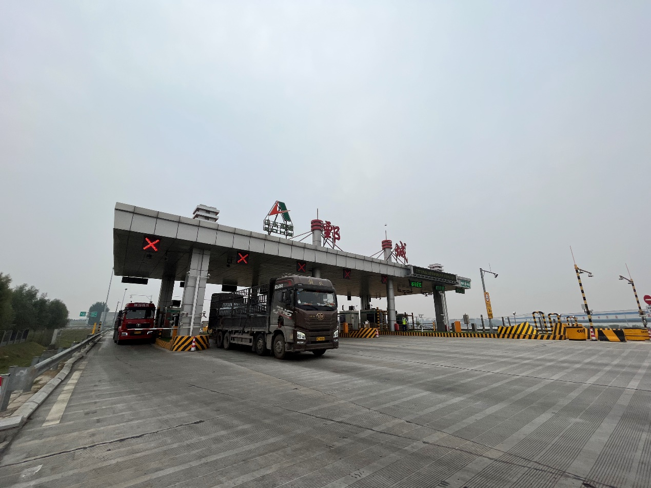 图为:10月12日拍摄的鄄城收费站(记者 杨溢仁摄)
