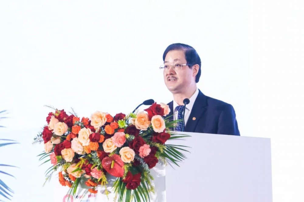 五粮液股份公司副董事长,总经理蒋文格