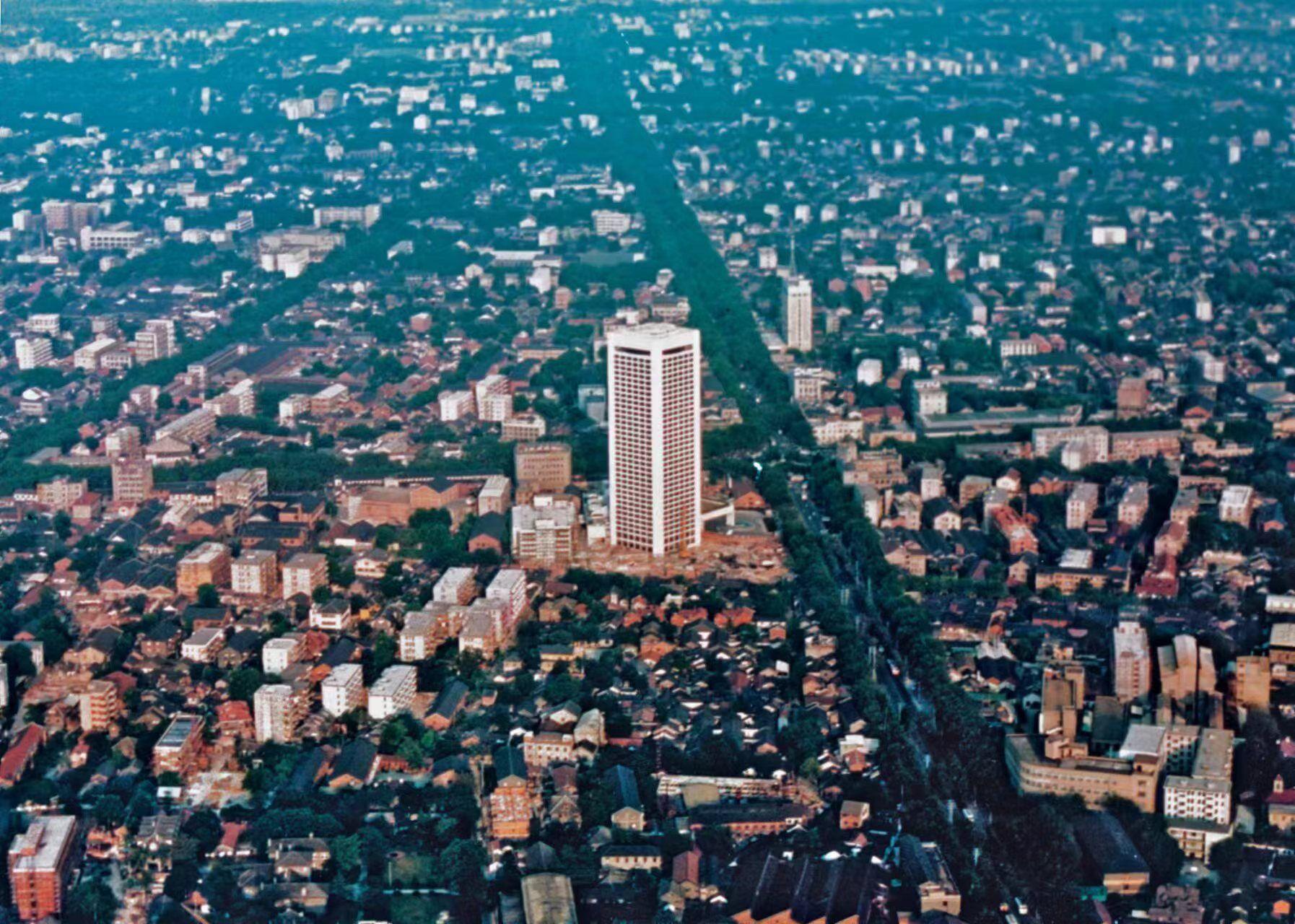 1983年10月，南京新街口，金陵饭店正式开业，被称为“中国第一高楼”。图片来源：视觉南京资料照片周培良摄