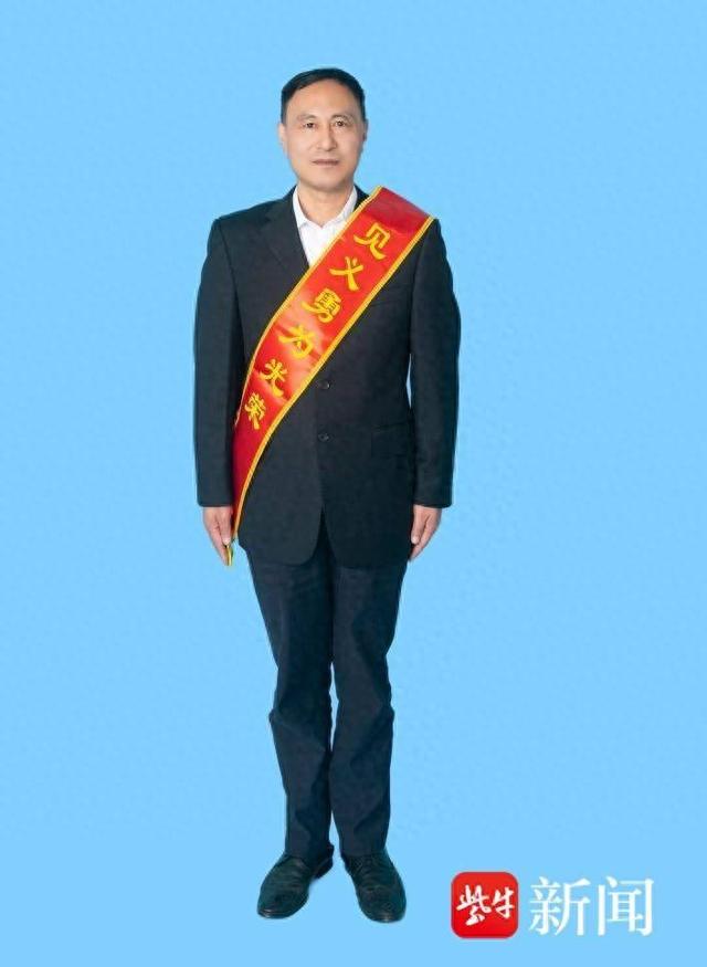 图为李德海受到见义勇为奖励