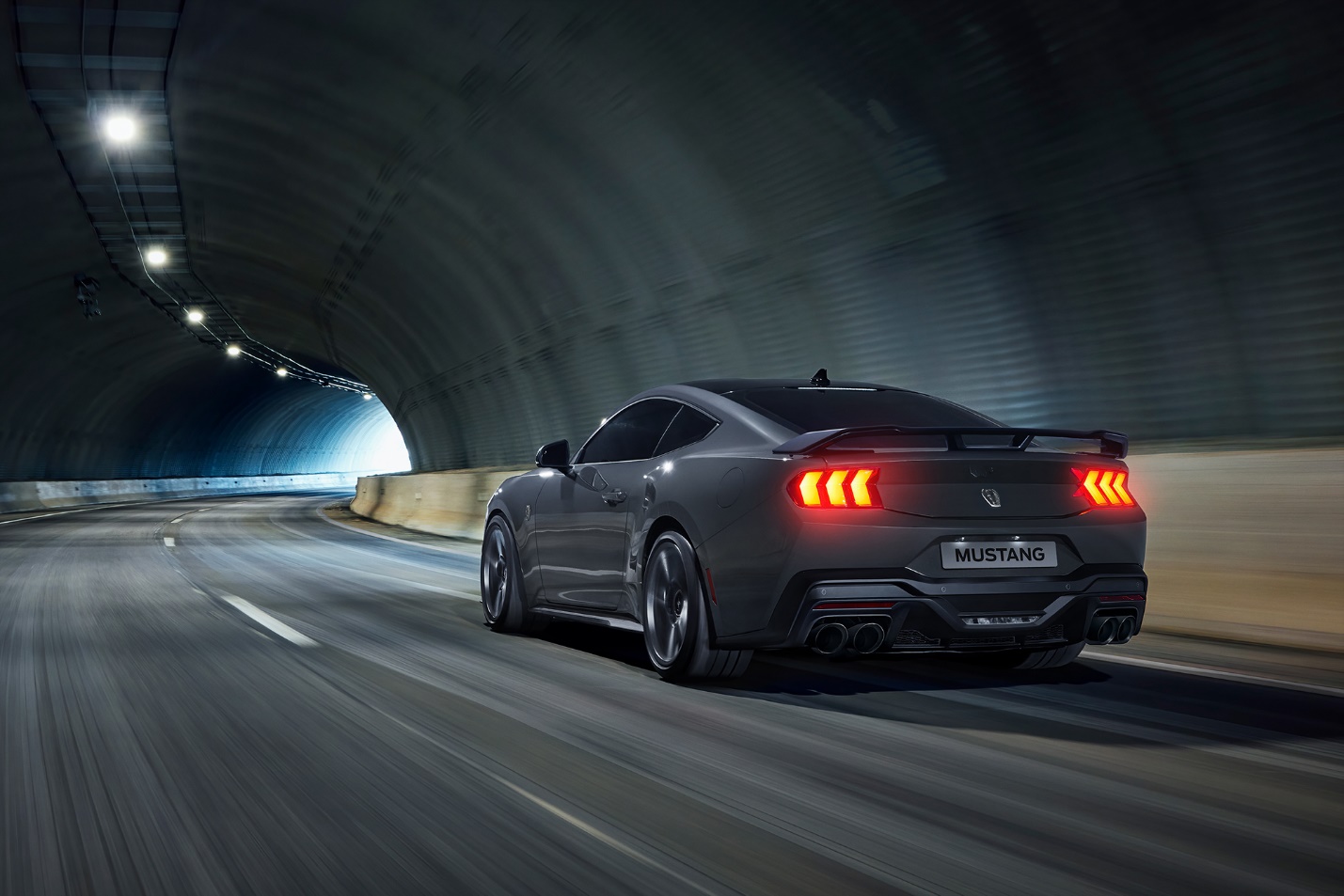 传承60年速度与激情 全新福特mustang dark horse 5.