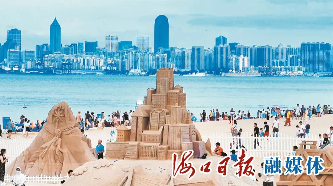 2023西海岸沙雕文化艺术节期间,假日海滩热闹非凡.