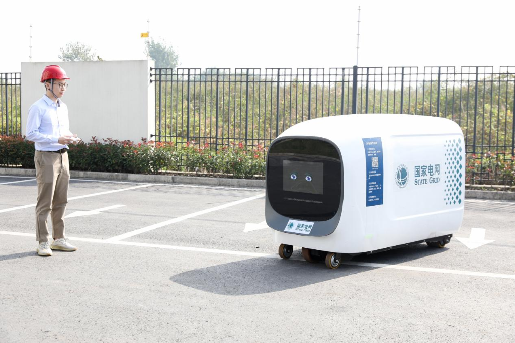 新能源汽车移动充电机器人.新华网发
