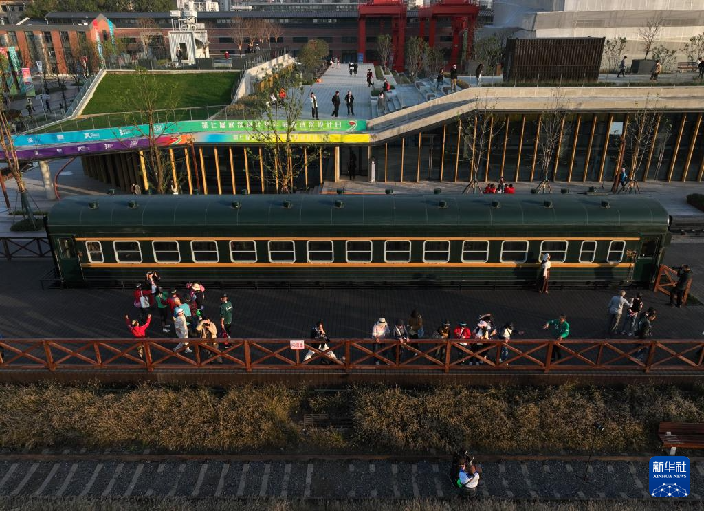 11月6日,游人在武汉市武昌四美塘铁路遗址文化公园游览(无人机照片).