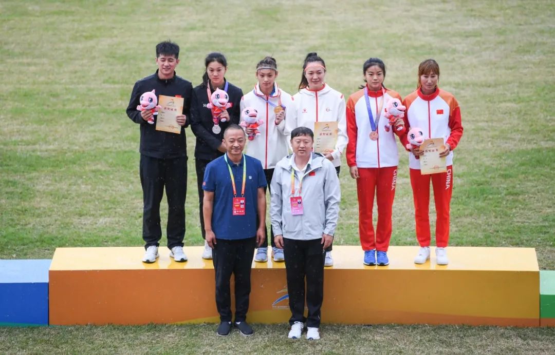 李湘(后排左三)在领奖台上