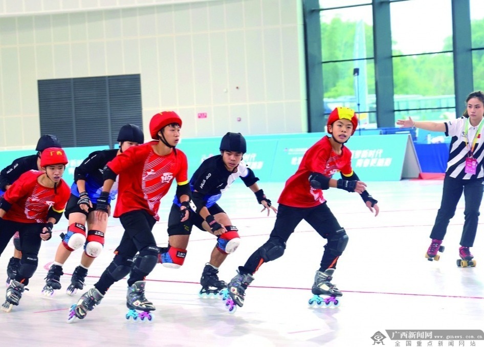 选手们在轮滑阻拦项目比赛中.记者 何定坚 摄
