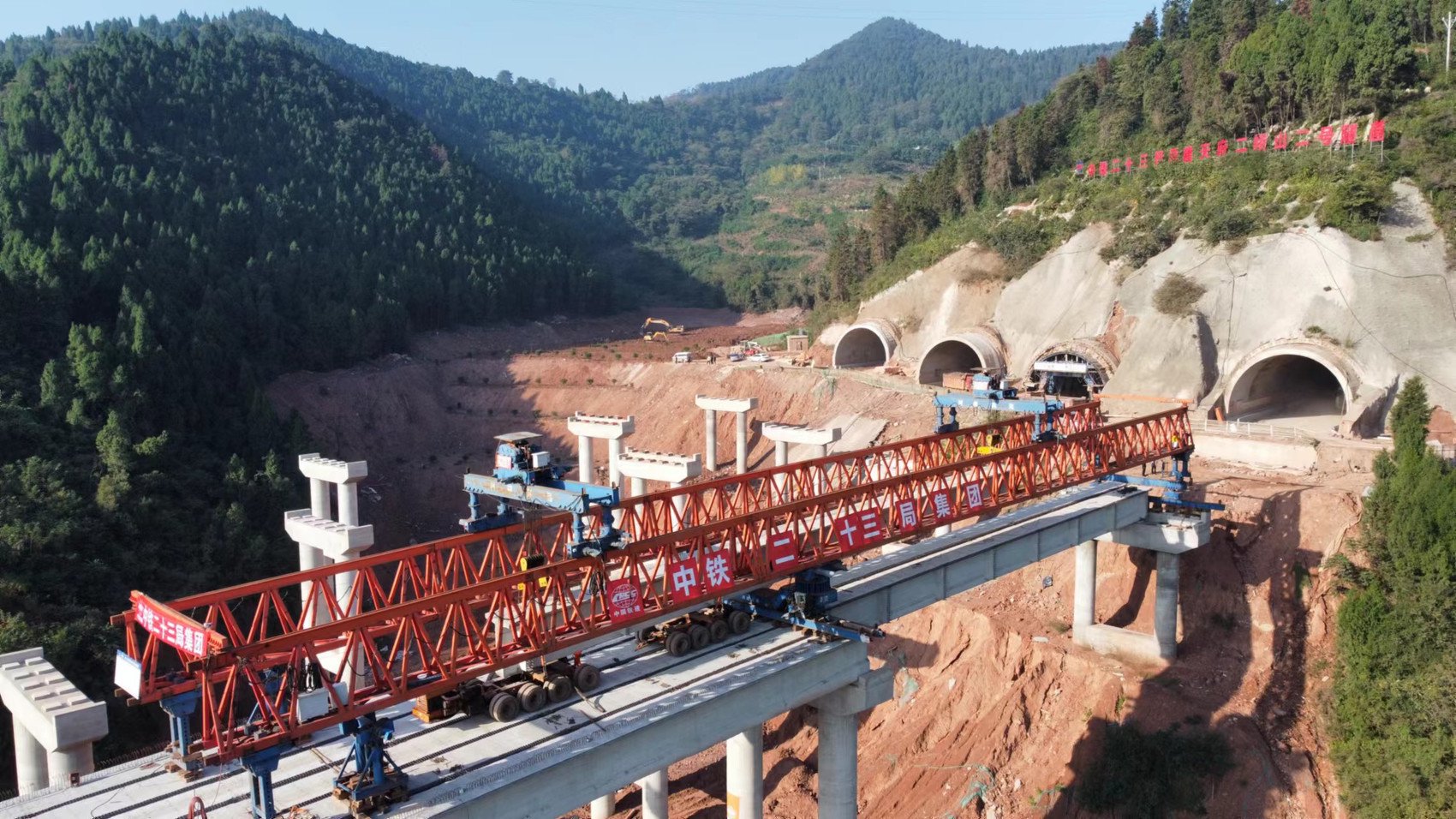 天府仁寿大道二峨山段隧道全部"洞穿",2024年成都向南直达仁寿丨冲刺