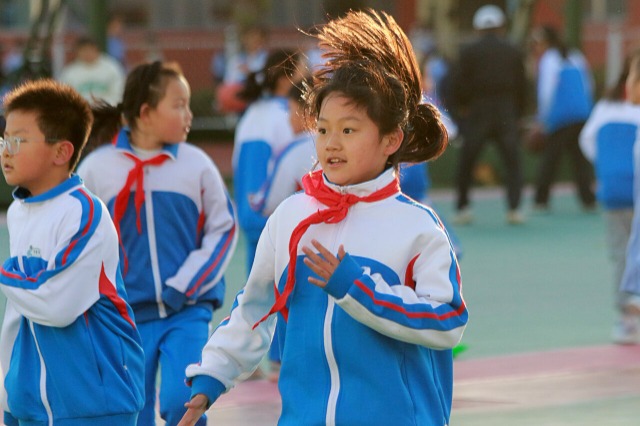 2023年11月6日,在山东省高密市恒涛实验小学,小学生利用大课间跳健身