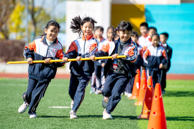 2023年11月7日,浙江省湖州市长兴县实验小学龙山校区,学生在课间参与