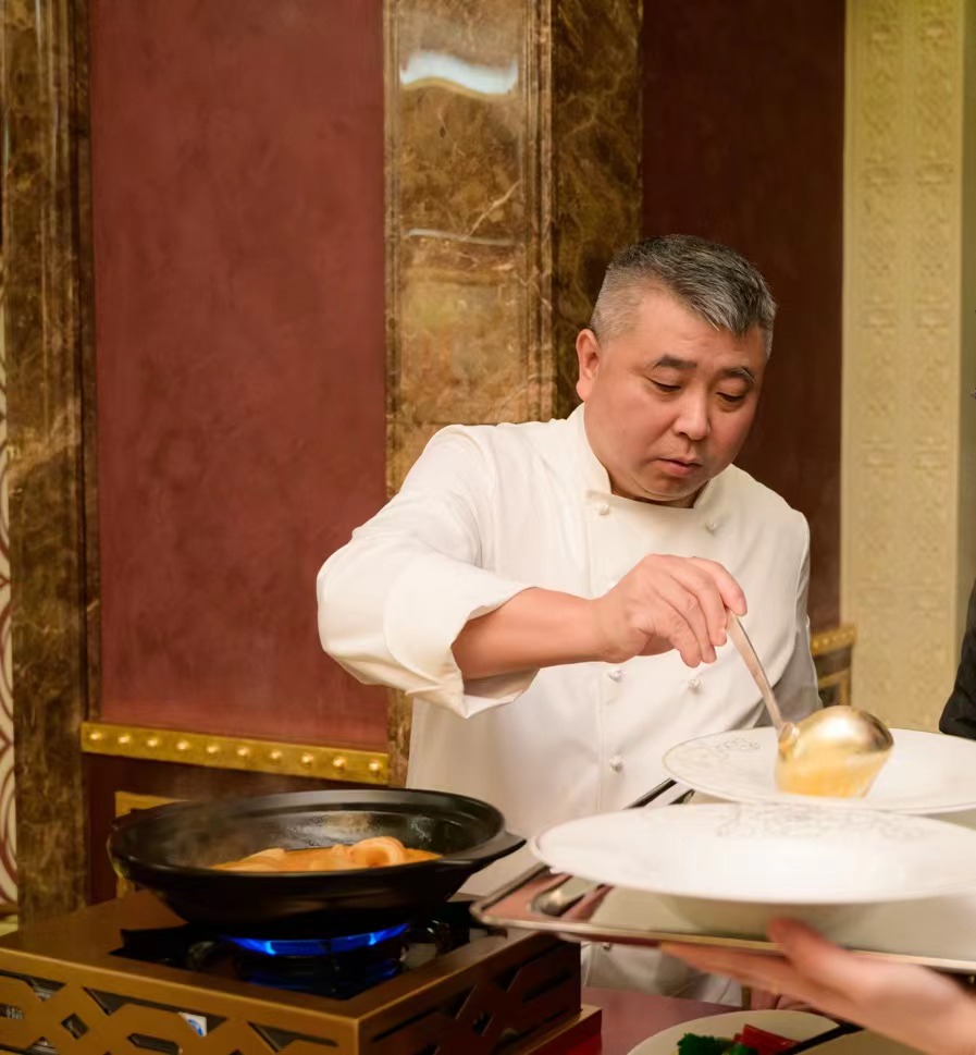 许凡现场操作菜品左起:美高梅总裁及首席营运官王志琪,许家菜创始人