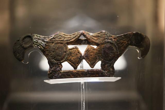 11月7日，国家博物馆，田螺山遗址出土的木制羽冠。 新京报记者 浦峰 摄