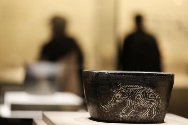 11月7日，国家博物馆，河姆渡遗址出土的猪纹陶钵正在展出。 新京报记者 浦峰 摄